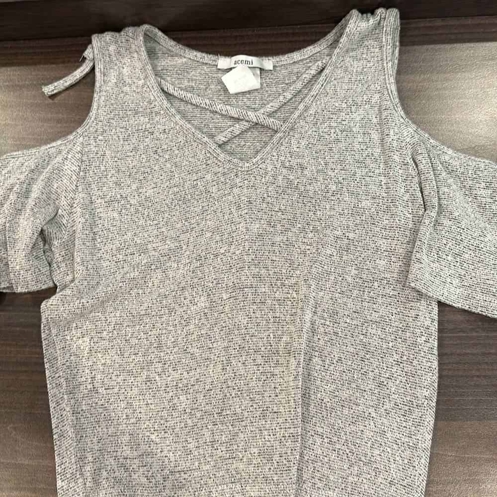 Cold Shoulder gray crop top